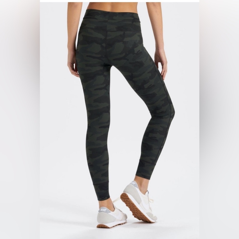 Vuori Daily Legging in Camo Sz Médium 🎁